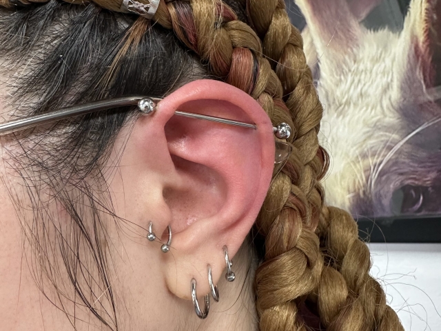 salon-piercing-industrial2 Cercel Piercing Industrial pret