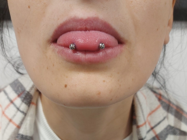 salon-piercing353 Pret Piercing Limba Snake Eyes