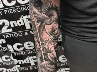 tatuaj antebrat barbat