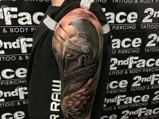 Tatuaj brat barbat luptator cu aripa