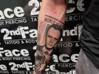 Tatuaj pe antebrat portret barbat