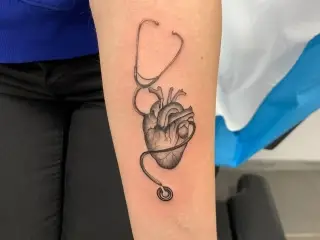Tatuaj inima pe antebrat femeie