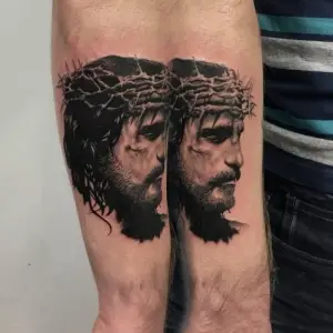 Tatua Iisus alb negru