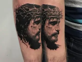 Tatua Iisus alb negru