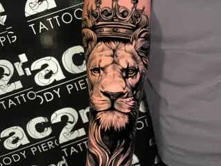#lion #liontattoo #lionking #tattoos #tattooed #tattooedmen #tattoo #blackandgreytattoo#realistictattoo #tats #artistsoninstagram #artist#tattooartist #art #bodyart #inked #best #crowntattoo #insta #instagram #inst