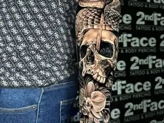 Tatuaj Sarpe Craniu antebrat