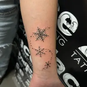 #snowflake #snowflakes #snow #winter #wintertime #snow #tattoo #tattoos #tattooed #tattooedmen #blackandgreytattoo #realistictattoo #tats #artistsoninstagram #artist #tattooartist #art #bodyart #inked #best #bestfr