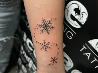 #snowflake #snowflakes #snow #winter #wintertime #snow #tattoo #tattoos #tattooed #tattooedmen #blackandgreytattoo #realistictattoo #tats #artistsoninstagram #artist #tattooartist #art #bodyart #inked #best #bestfr