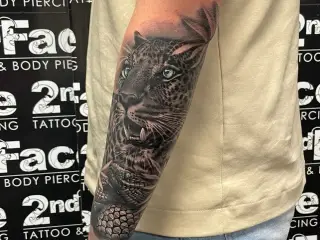 #tigertattoo #tigertattoos #snaketattoo #snaketattoos #tiger #snake #snakes #tattoos #tattooed #tattooedmen #tattoo #blackandgreytattoo #realistictattoo #tats #artistsoninstagram #artist #tattooartist #art #bodyart