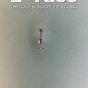 Piercing VERTICAL LABRET Piercing VERTICAL LABRET