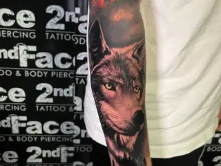 #wolf #wolftattoo #tattoos #tattooed #tattooedmen #tattoo #blackandgreytattoo #realistictattoo #tats #artistsoninstagram #artist #tattooartist #art #bodyart #inked #best #bestfriends #insta #instagram #instamood #1