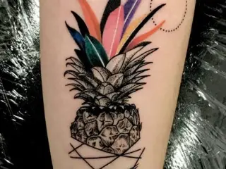 tatuaj ananas pe mana femeie