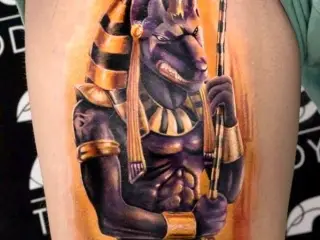 anubis color tatuaj pe picior femeie