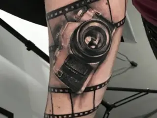 aparat foto film tatuaj pe antebrat barbat