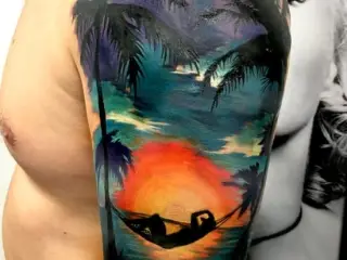 apus peisaj tatuaj color pe brat barbat