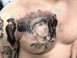 tatuaj portret piept barbat