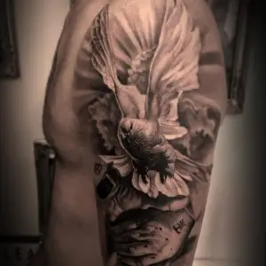 pasare tatuaj brat barbat