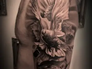 pasare tatuaj brat barbat