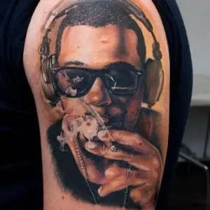 portret color tatuaj brat barbat