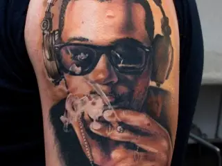 portret color tatuaj brat barbat