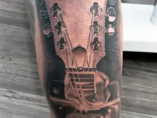 salon tatuaj chitara muzica