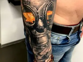Tatuaj Masca Gaz Razboi