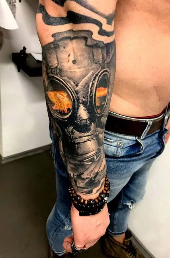 Tatuaj Black and Grey cu mască de gaze realizat la 2nd Face Tattoo București