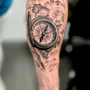 Tatuaj harta compas calatorie