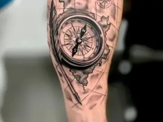 Tatuaj harta compas calatorie