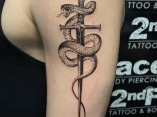 Tatuaj Sarpe Sabie
