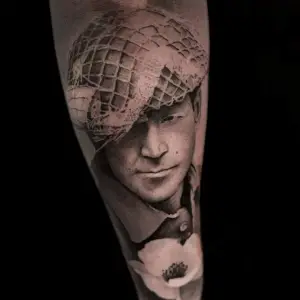 Tatuaj portret realistic pe mana