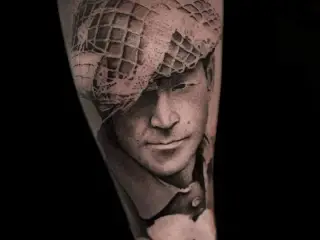 Tatuaj portret realistic pe mana