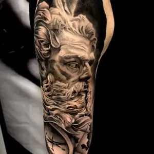 Tatuaj poseidon pe brat barbat