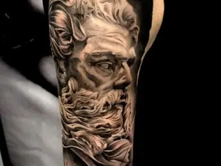 Tatuaj poseidon pe brat barbat