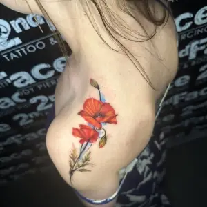 Tatuaj mac color femeie