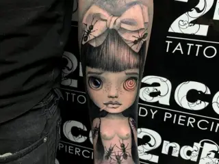 Tatuaj realistic femeie antebrat