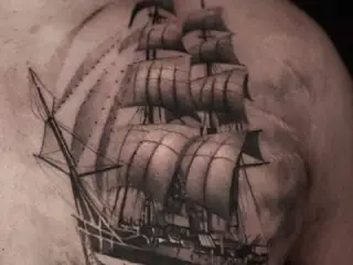 tatuaj cu corabie pe piept barbat