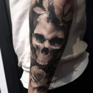 tatuaj cu craniu si trandafir antebrat