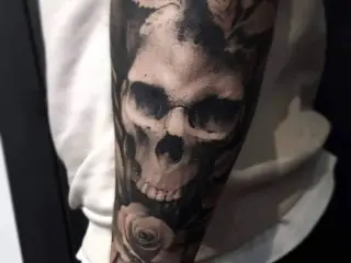 tatuaj cu craniu si trandafir antebrat
