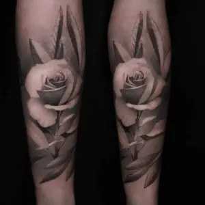 tatuaj cu elefant pe mana barbat