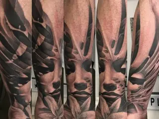 tatuaj cu fori femei antebrat