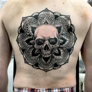 Tatuaj cu mandala si craniu spate