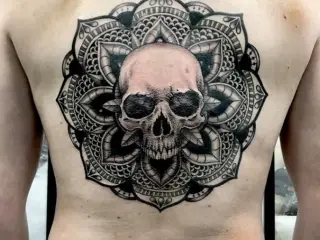 Tatuaj cu mandala si craniu spate