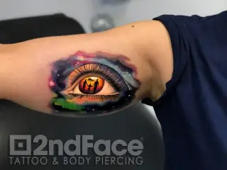 tatuaj cu ochi color pe mana barbat
