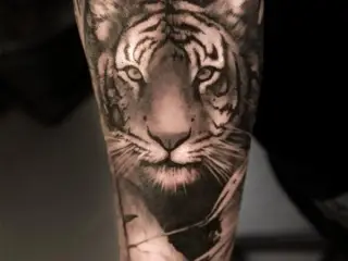 tatuaj cu tigru pe mana barbat