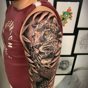 tatuaj cu tigru si sarpe brat barbat