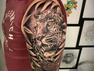 tatuaj cu tigru si sarpe brat barbat
