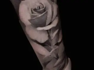 tatuaj cu trandafir pe mana femeie
