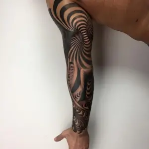 tatuaj geometic pe mana