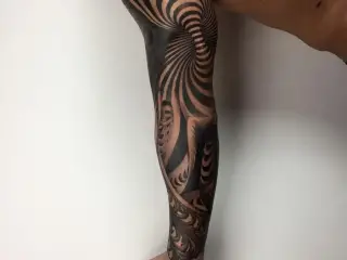 tatuaj geometic pe mana